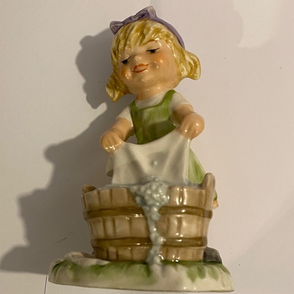 Goebel Girl Figurine laundry in Green and Purple - Picture 4 of 4